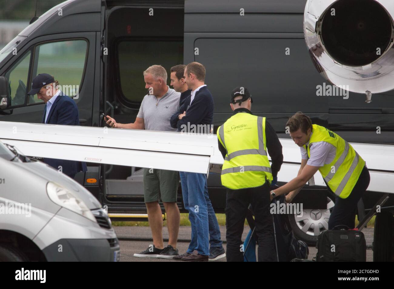 Glasgow, Écosse, Royaume-Uni. 17 juillet 2020. Photo : Matt Wallace - golfeur professionnel, actuellement en train de jouer sur le Tour européen est vu sortir de son jet privé avec sac de golf et entourage. Crédit : Colin Fisher/Alay Live News Banque D'Images