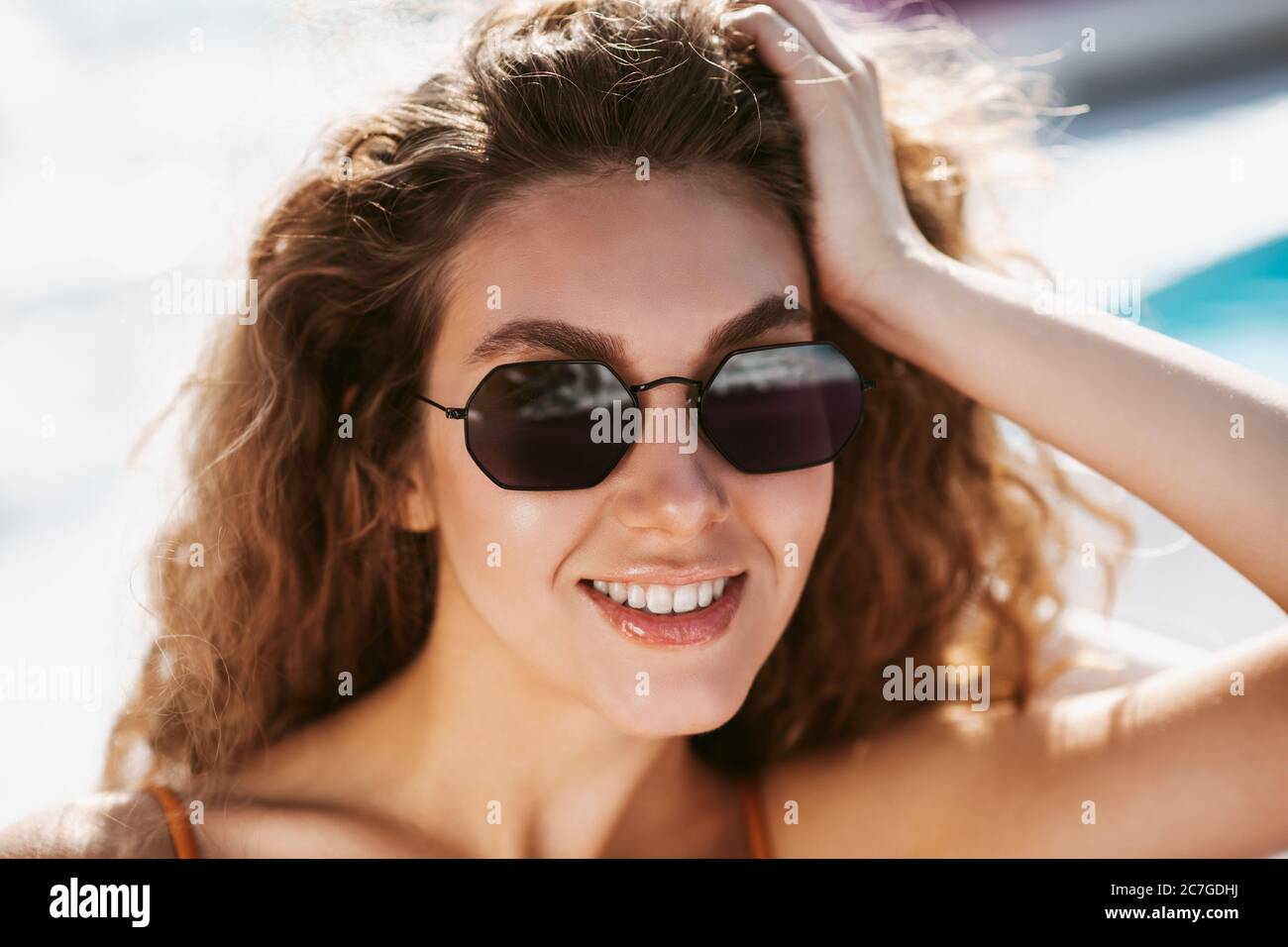 Gros plan de la jeune femme en lunettes de soleil Banque D'Images