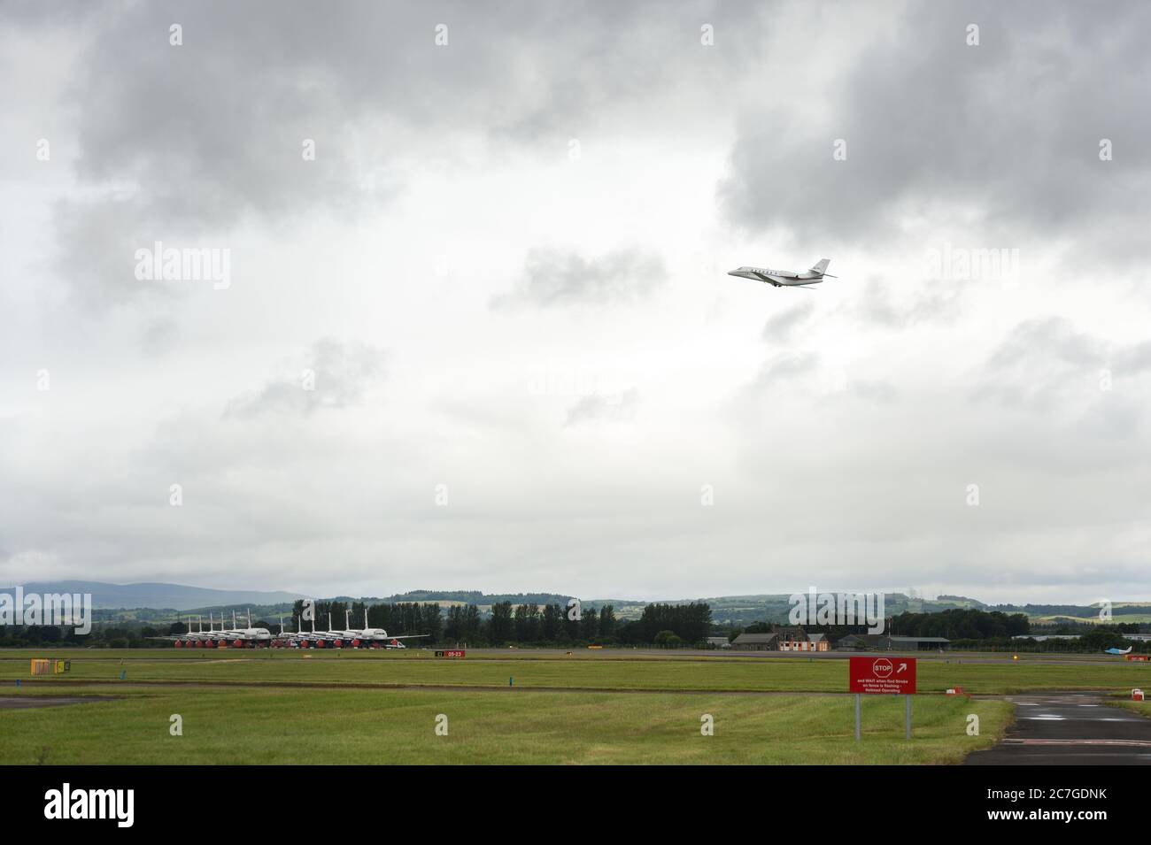 Glasgow, Écosse, Royaume-Uni. 17 juillet 2020. Photo : Matt Wallace - golfeur professionnel, actuellement en train de jouer sur le Tour européen est vu sortir de son jet privé avec sac de golf et entourage. Crédit : Colin Fisher/Alay Live News Banque D'Images