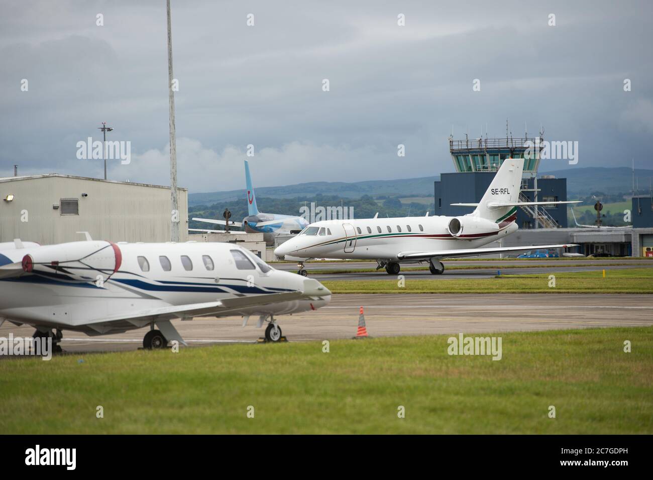 Glasgow, Écosse, Royaume-Uni. 17 juillet 2020. Photo : Matt Wallace - golfeur professionnel, actuellement en train de jouer sur le Tour européen est vu sortir de son jet privé avec sac de golf et entourage. Crédit : Colin Fisher/Alay Live News Banque D'Images