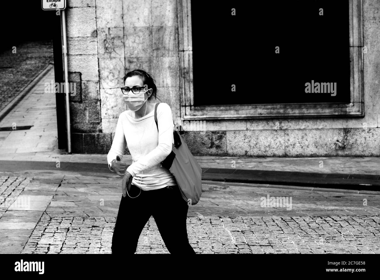 Femme portant un masque facial et des gants en latex, Gerona, Espagne. Banque D'Images