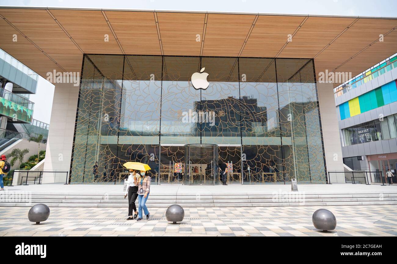 Pékin, Chine. 16 juillet 2020. Photo prise le 16 juillet 2020 montre l'extérieur du nouveau magasin Apple à Sanlitun, capitale de la Chine. Le magasin Apple a rouvert ses portes vendredi sur un nouveau site à Sanlitun, à Pékin. C'est le premier magasin Apple dans les régions Asie-Pacifique qui utilise une pile solaire pour fournir de l'électricité. Crédit: CAI Yang/Xinhua/Alay Live News Banque D'Images