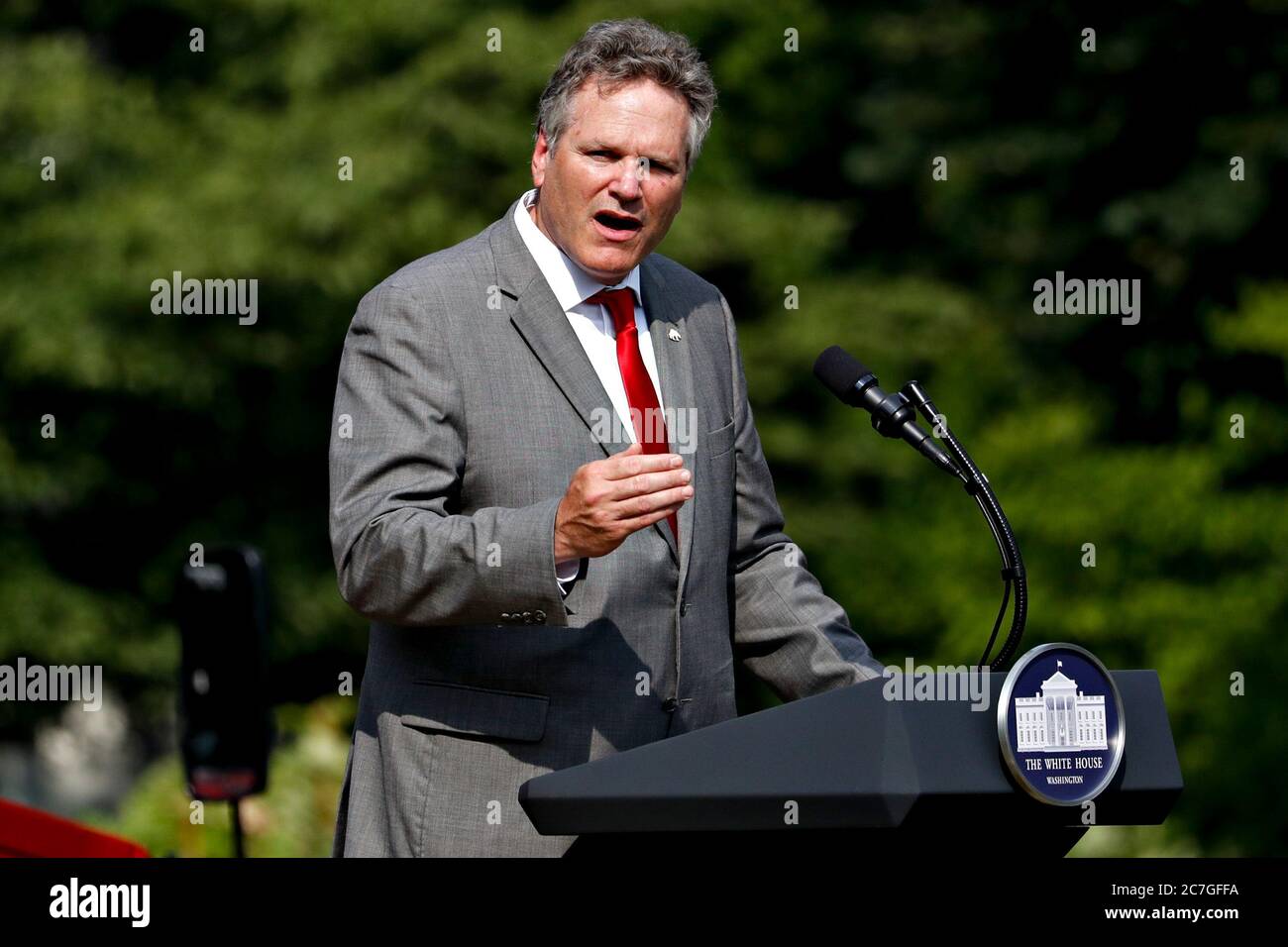 Le gouverneur Michael Dunleavy (républicain de l'Alaska) parle lors d'un événement « Rolling Back Regulations to Help All Americans » sur la pelouse sud de la Maison Blanche à Washington, DC, États-Unis, le jeudi 16 juillet 2020. Les services de renseignements d'État russes piratages des centres de recherche internationaux qui se mettent à développer un vaccin Covid-19, ont déclaré aujourd'hui les gouvernements du Royaume-Uni, des États-Unis et du Canada. Crédit: Al Drago / Pool via CNP /MediaPunch Banque D'Images