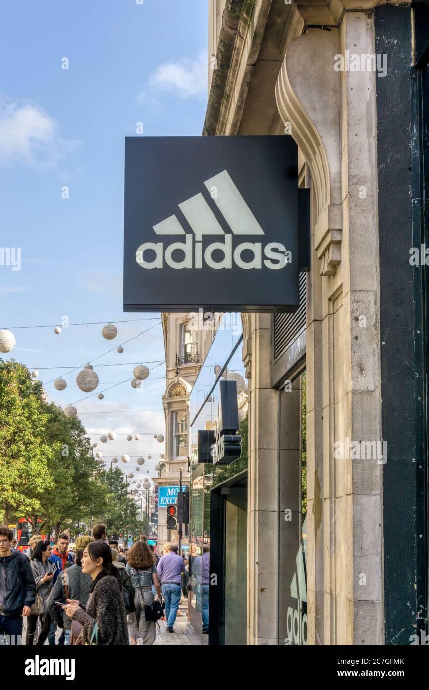 Signe Adidas dans Oxford Street, Londres. Banque D'Images