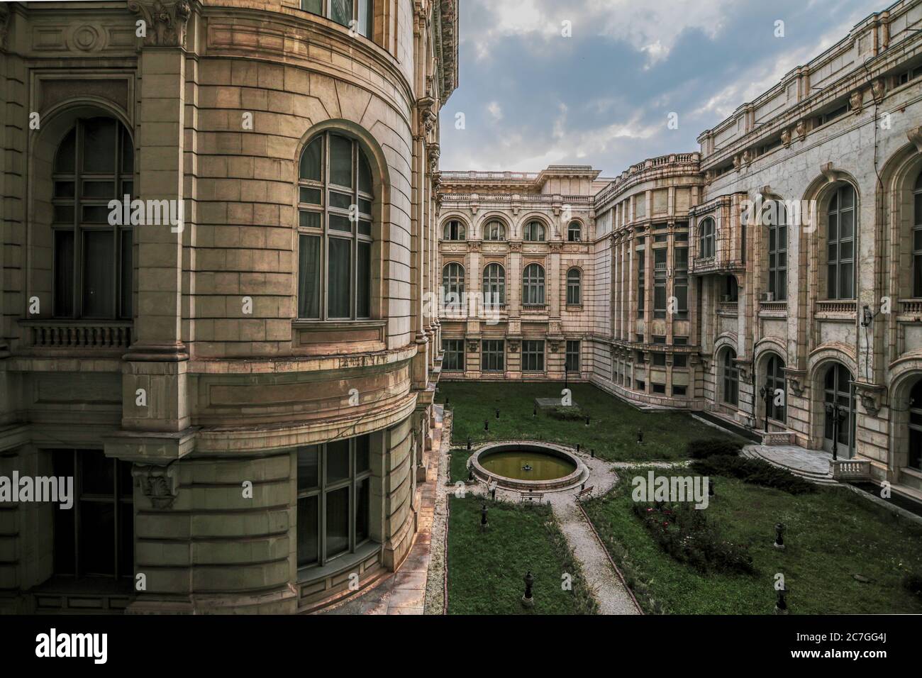 Bucarest / Roumanie - 14 juillet 2020 : image HDR avec détails de l'architecture du Palais du Parlement. Banque D'Images