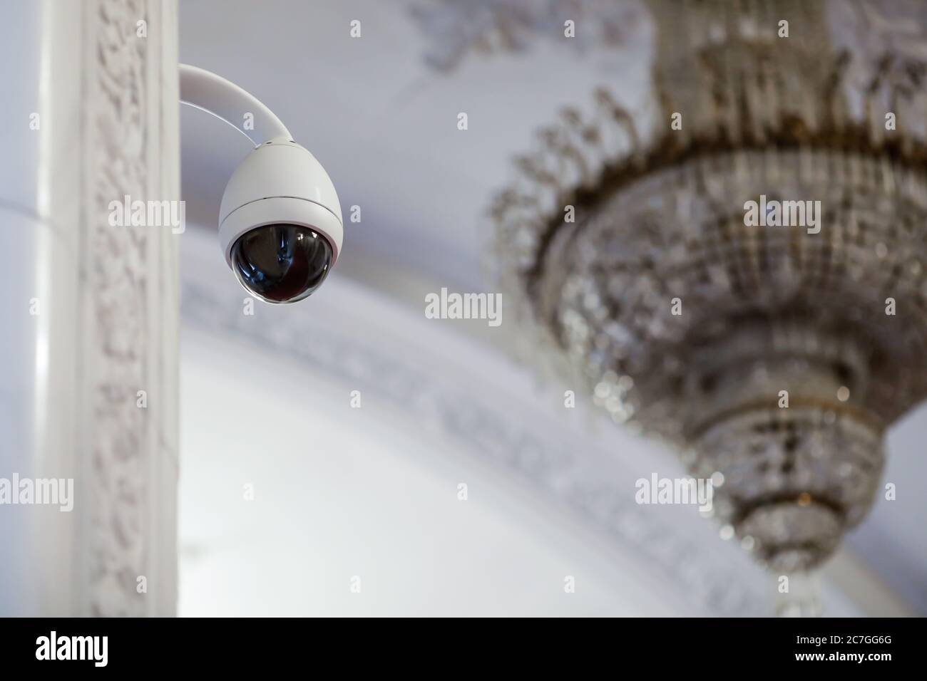 Image de faible profondeur de champ (mise au point sélective) avec une caméra de vidéosurveillance à l'intérieur d'un grand bâtiment officiel. Banque D'Images