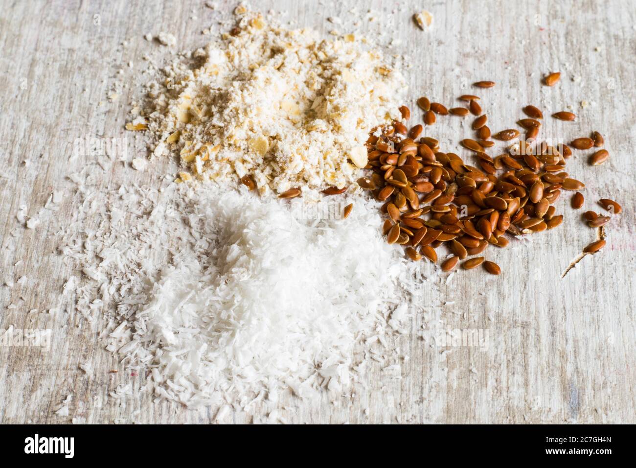 noix de coco, chapelure et graines de lin sur fond de bois blanc Banque D'Images