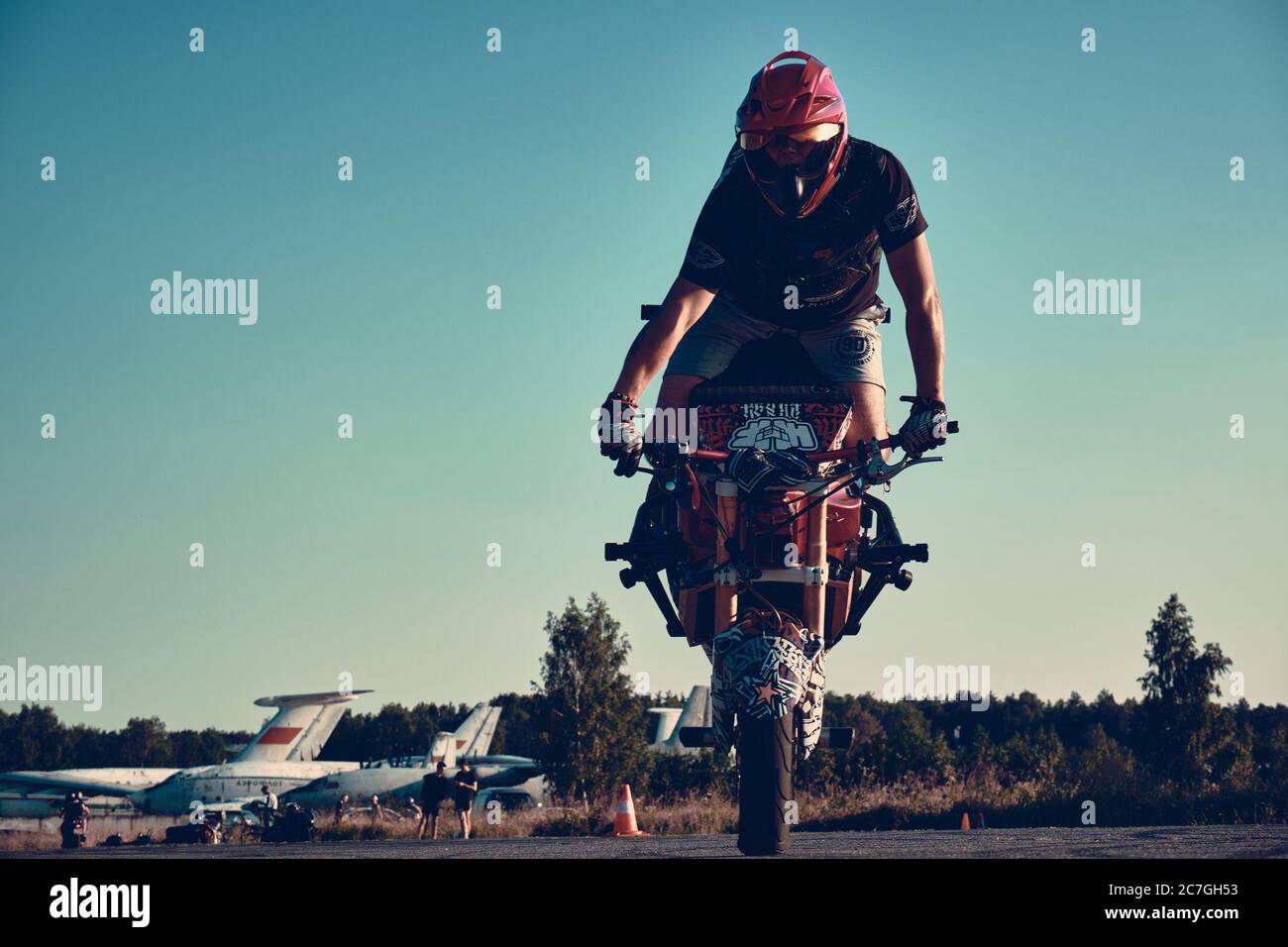 Moscou, Russie - 17 juillet 2020 : un pilote moto fait un tour sur sa moto. Motocycliste faisant de l'arrêt un cascades difficile et dangereux sur sa moto Banque D'Images
