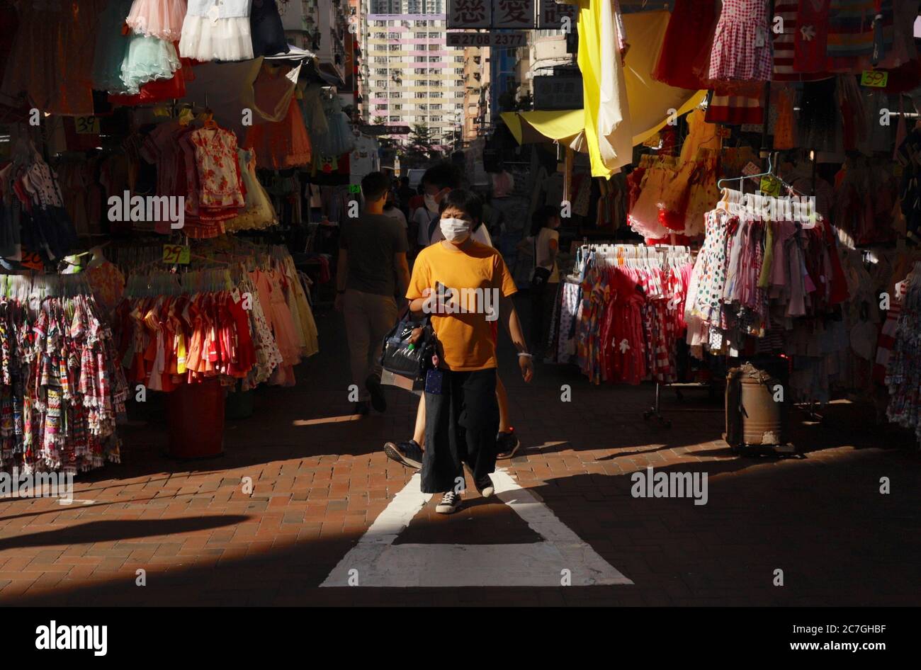 Hong Kong, CHINE. 17 juillet 2020. Un citoyen masqué traverse le plus grand marché de Poorman à Shum Shui po. Hong Kong menace la troisième vague d'attaques de coronavirus, avec des taux d'infection de plus en plus nombreux dans la ville, elle provoque une nouvelle alerte parmi des millions de citoyens de la métropole financière asiatique.17 juillet 2020 Hong Kong.ZUMA/Liau Chung-ren crédit: Liau Chung-ren/ZUMA Wire/Alay Live News Banque D'Images
