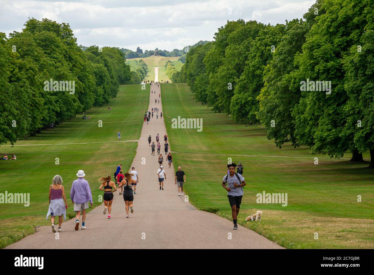 Windsor, Berkshire, Royaume-Uni. 17 juillet 2020. La longue promenade de Windsor. Le capitaine Sir Tom Moore, âgé de 100 ans, sera fait chevalier aujourd'hui par la reine Elizabeth II au château de Windsor. Il a amassé plus de 32 millions de livres pour le NHS lors du confinement de la pandémie de Covid-19 du coronavirus en faisant des tours de 25 mètres dans son jardin. Crédit : Maureen McLean/Alay Live News Banque D'Images