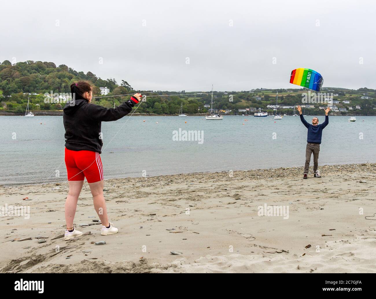 Famille volant un cerf-volant sur la plage, Union Hall, West Cork, Irlande Banque D'Images