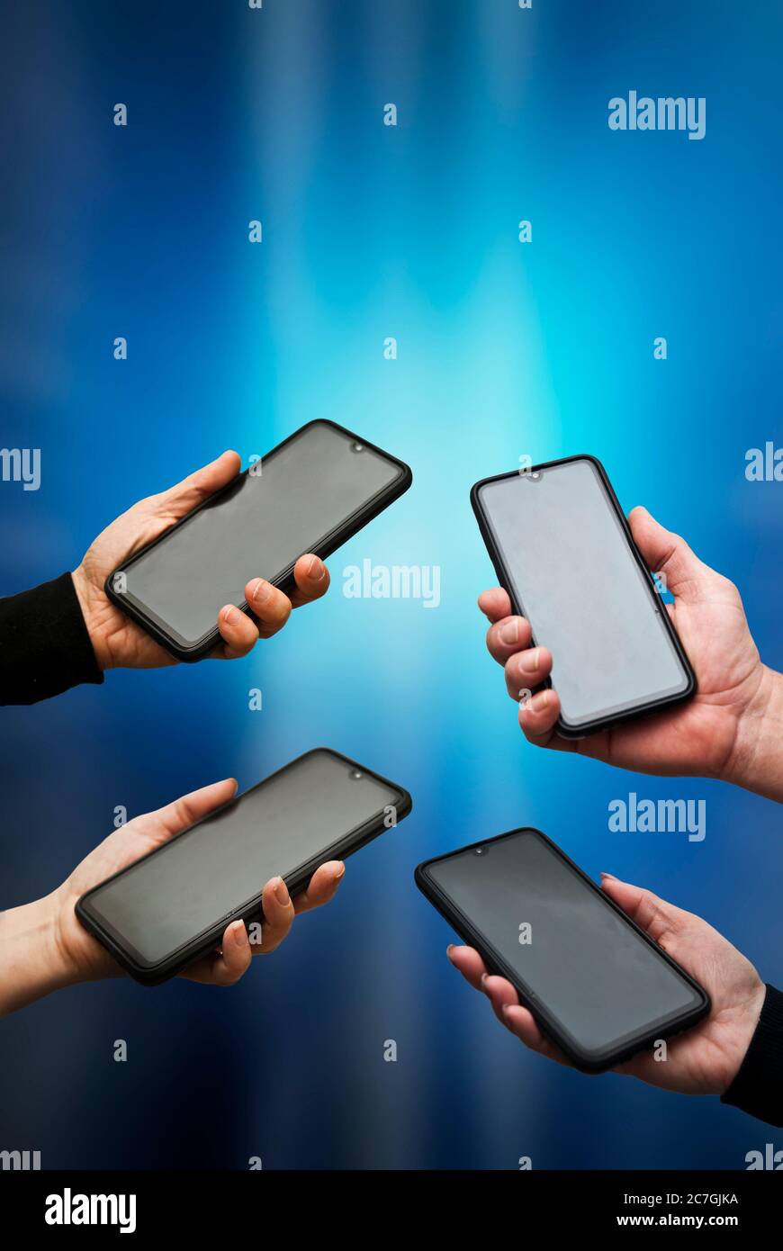 mains de personnes qui tiennent un smartphone Banque D'Images