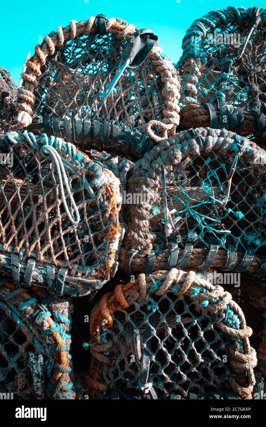 Pots de pêche ou pièges empilés sur un quai ou un quai Banque D'Images