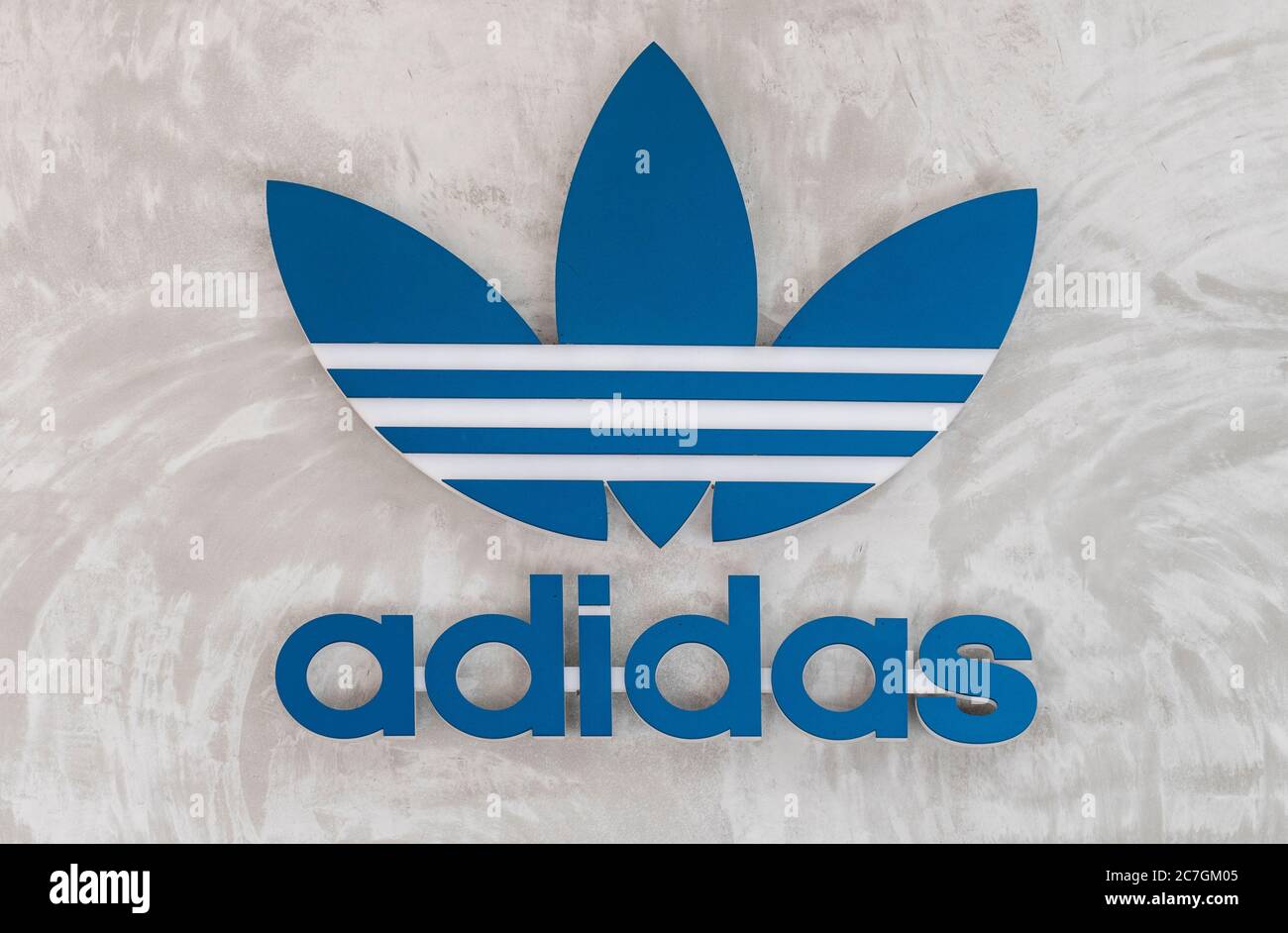 Hong Kong, Chine. 17 juillet 2020. Boutique et logo Adidas de la marque allemande multinationale de vêtements de sport vus à Hong Kong. Crédit : SOPA Images Limited/Alamy Live News Banque D'Images