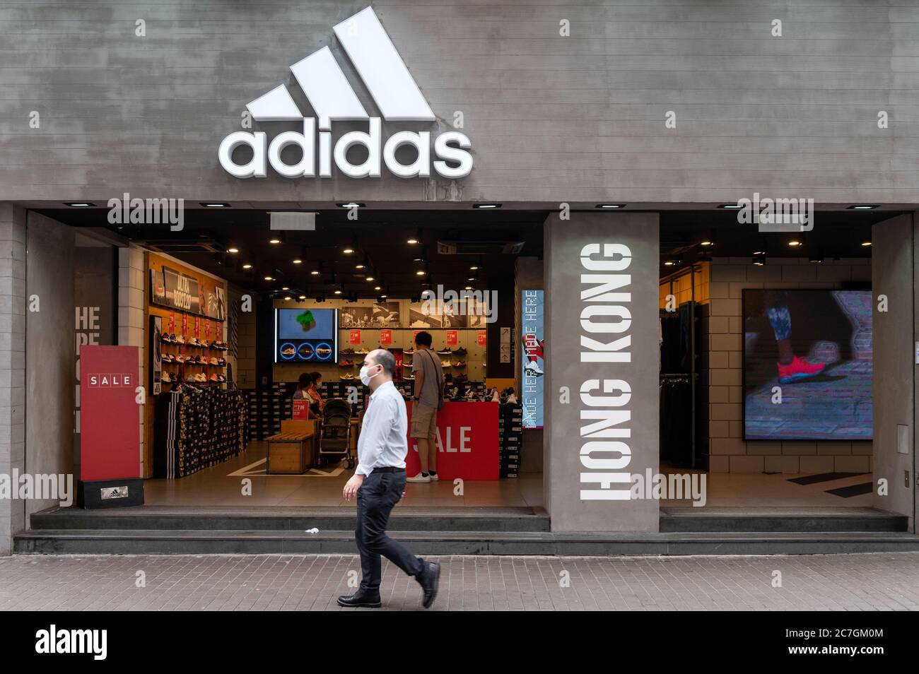 Hong Kong, Chine. 17 juillet 2020. Un piéton portant un masque passe devant la marque allemande de vêtements de sport Adidas, une boutique de Hong Kong. Crédit : SOPA Images Limited/Alamy Live News Banque D'Images