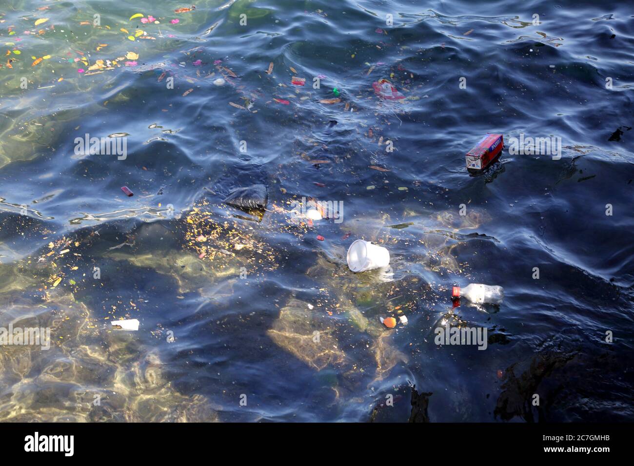 Grenade de St George Port pollution des déchets dans la mer Banque D'Images
