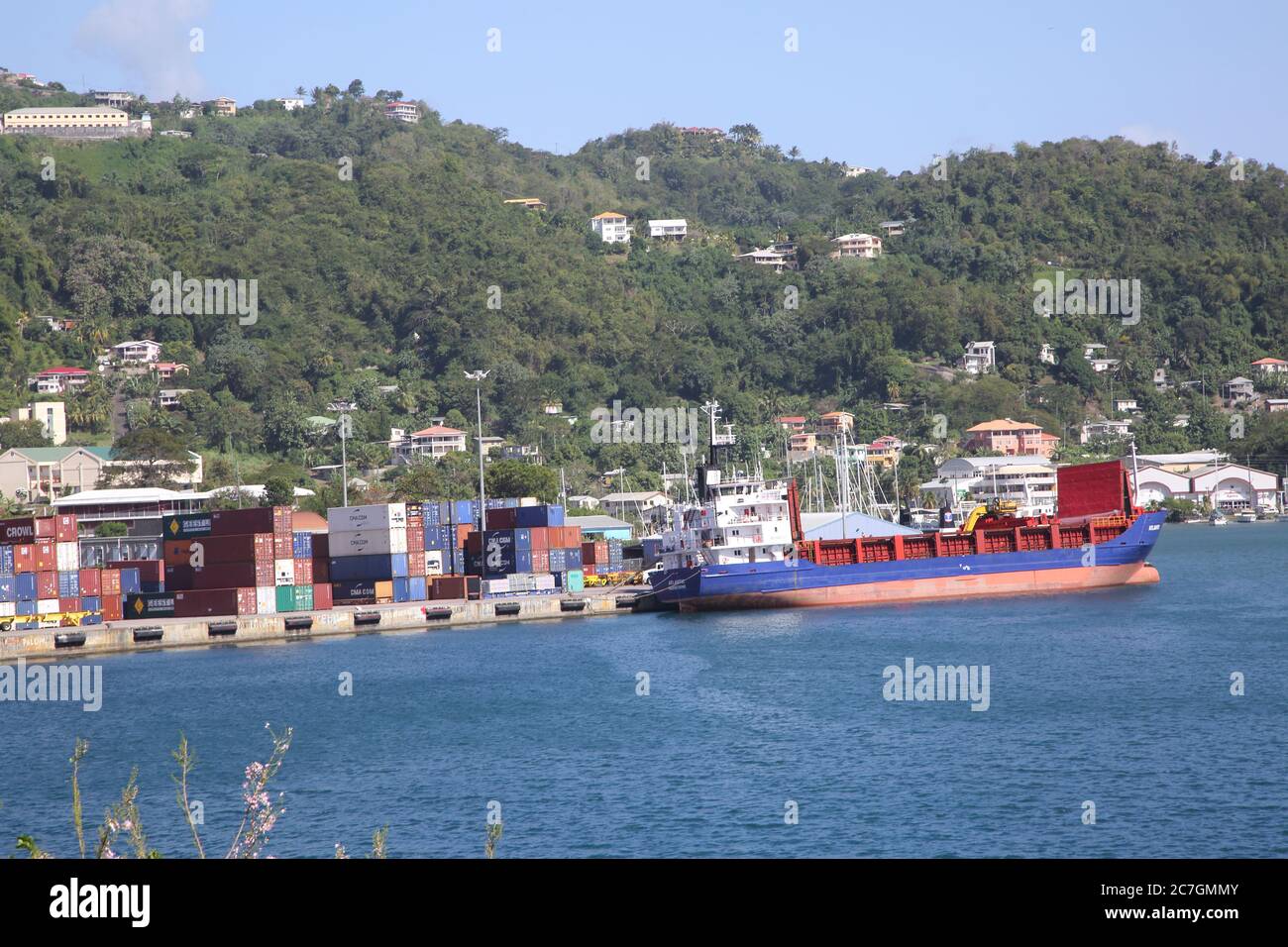 St George's Grenada Carenage Harbour Container Ship Bastre Atlantic et containers in Port Banque D'Images