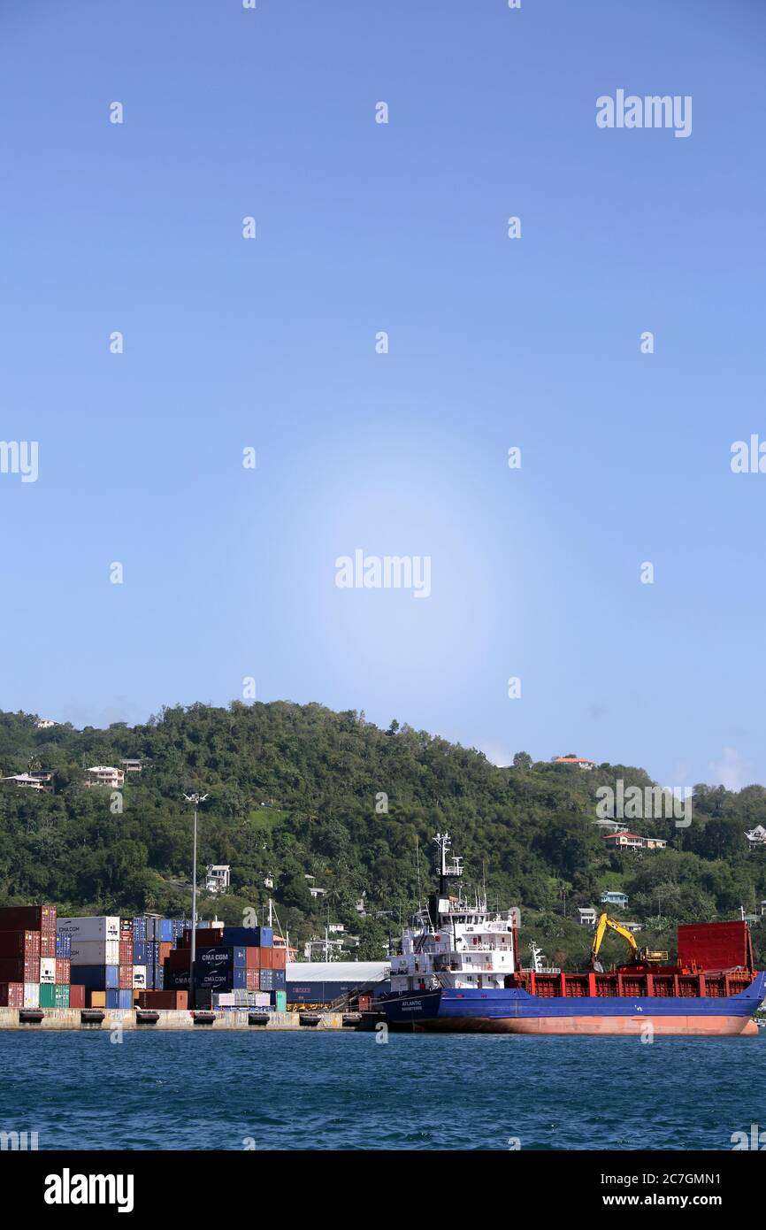St George's Grenada Carenage Harbour Container Ship Bastre Atlantic et containers in Port Banque D'Images
