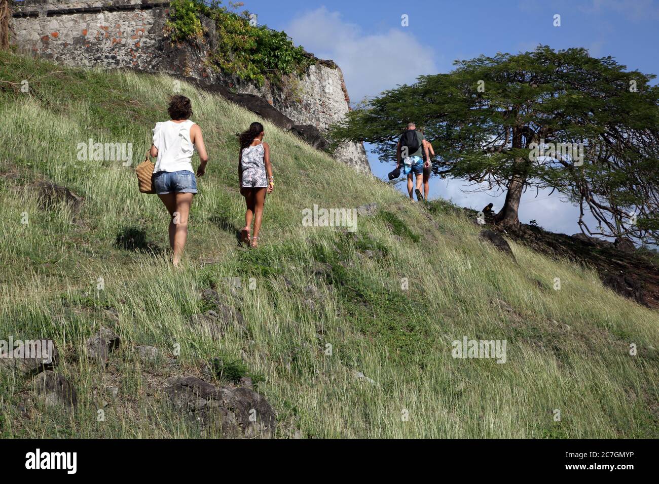 Fort George Grenade touristes marchant vers Shade Tree Banque D'Images