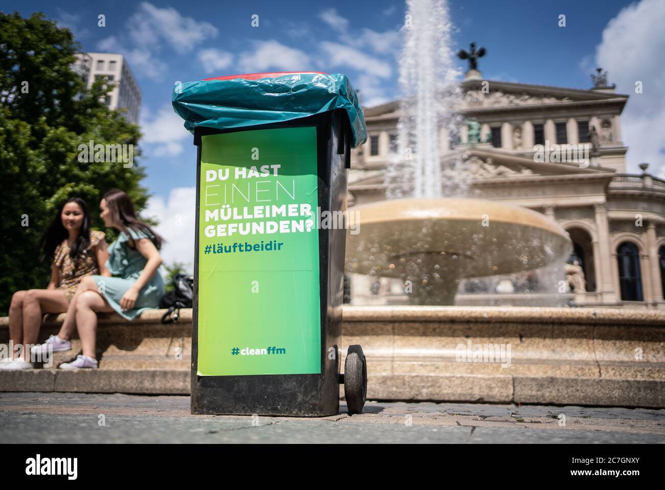 17 juillet 2020, Hessen, Francfort-sur-le-main: Une poubelle avec l'inscription "vous avez trouvé une poubelle? Est debout dans l'après-midi sur la place devant l'Alte Oper (en arrière-plan) comme une réaction du département municipal de l'environnement à la quantité de déchets dans les lieux publics, qui a augmenté depuis le début de la pandémie de Corona. Ce week-end, 400 tonnes seront présentes sur ce site de la fête en plein air de Francfort. Photo: Frank Rumpenhorst/dpa Banque D'Images