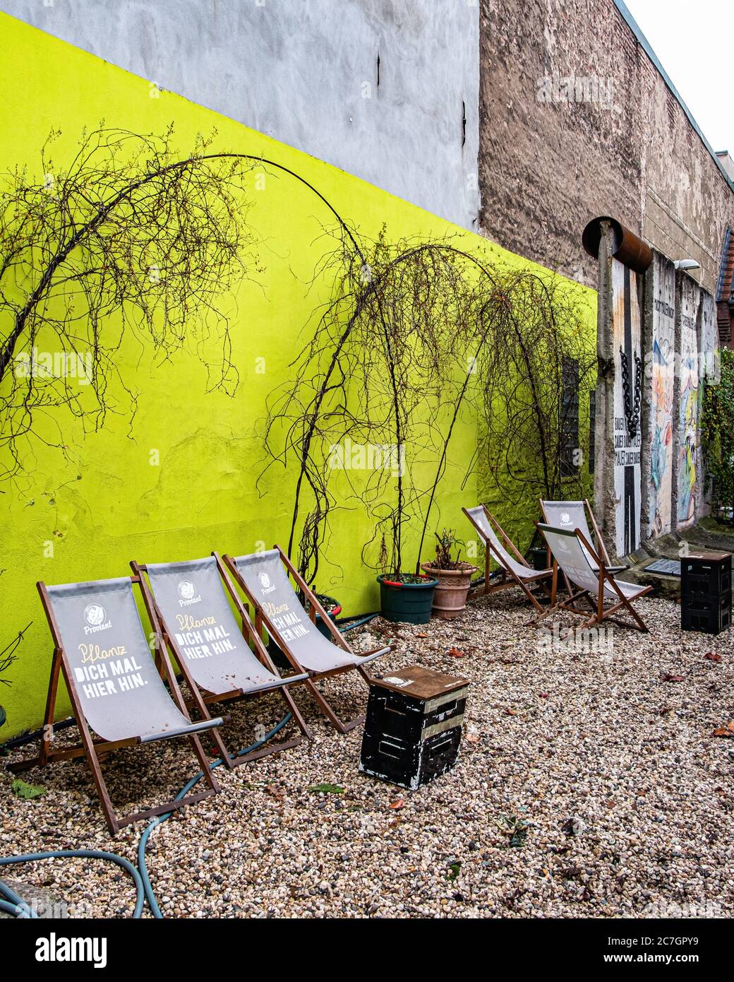 Chaises longues et sections du mur de Berlin dans la cour de l'historique Ballhaus Berlin à la chaussée 102, Mitte, Berlin Banque D'Images