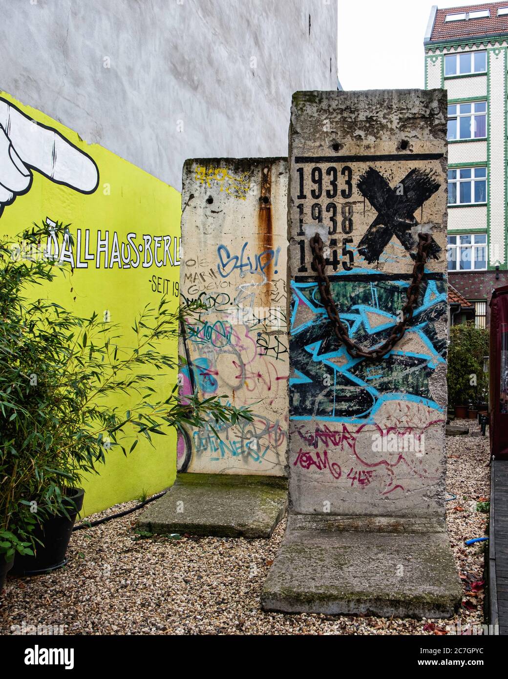 Sections du mur de Berlin dans la cour de l'historique Ballhaus Berlin à la chaussée 102, Mitte, Berlin Banque D'Images