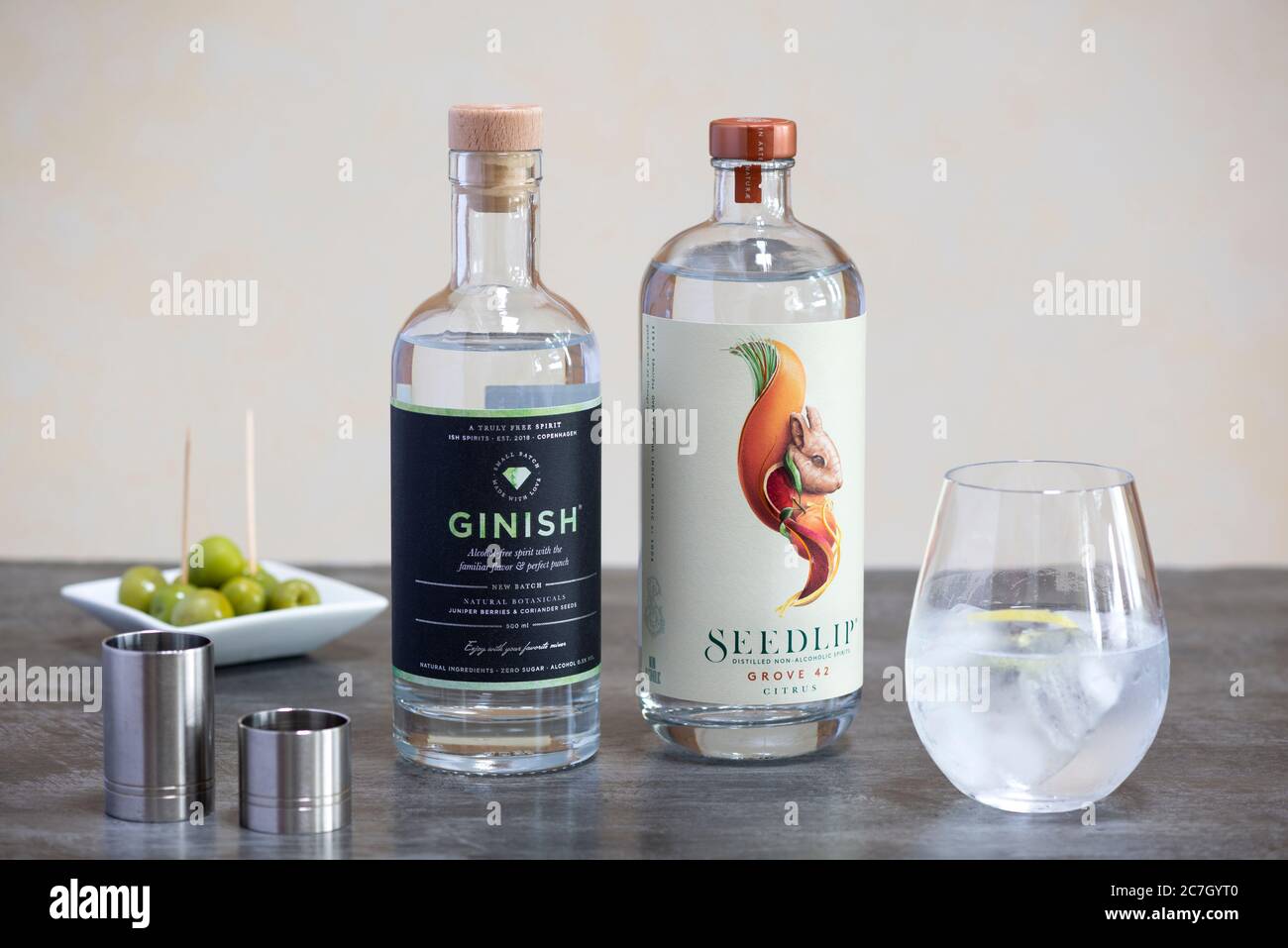 Le 'gin et tonique' sans alcool est fabriqué avec Seedlip et Ginish, des spirales sans alcool. Banque D'Images