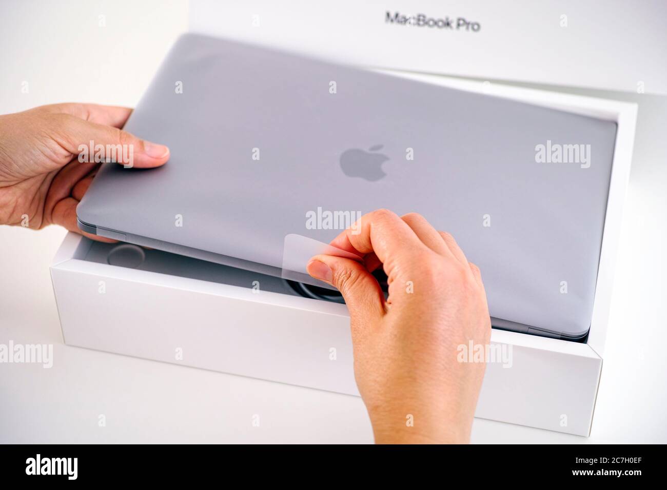 Tambov, Fédération de Russie - 09 juillet 2020 femme qui déballe nouveau MacBook Pro. Banque D'Images