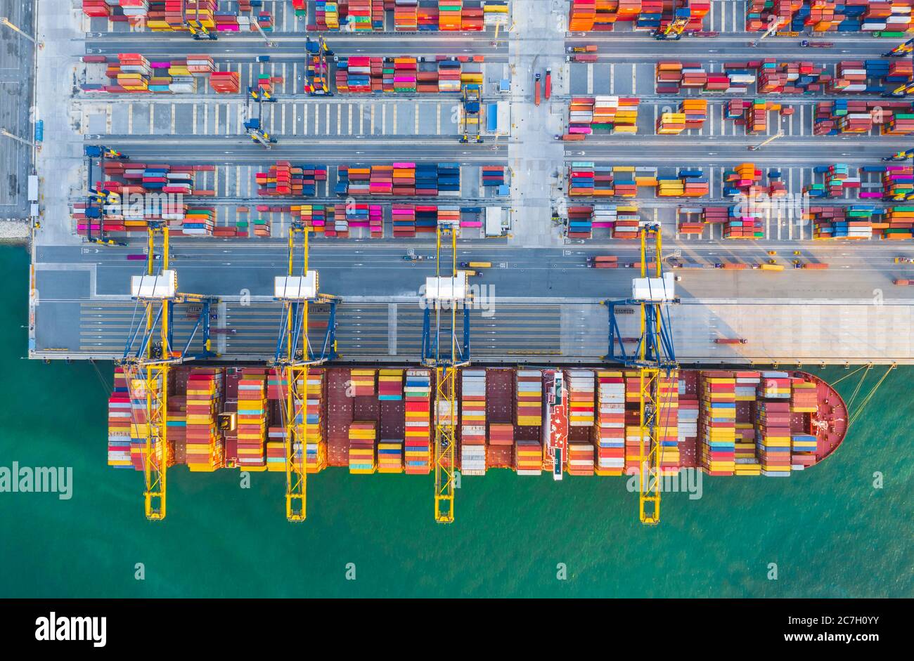 vue de dessus du port industriel avec conteneurs dans le transport logistique d'affaires d'importation-exportation du port international avec navires dans le port Banque D'Images