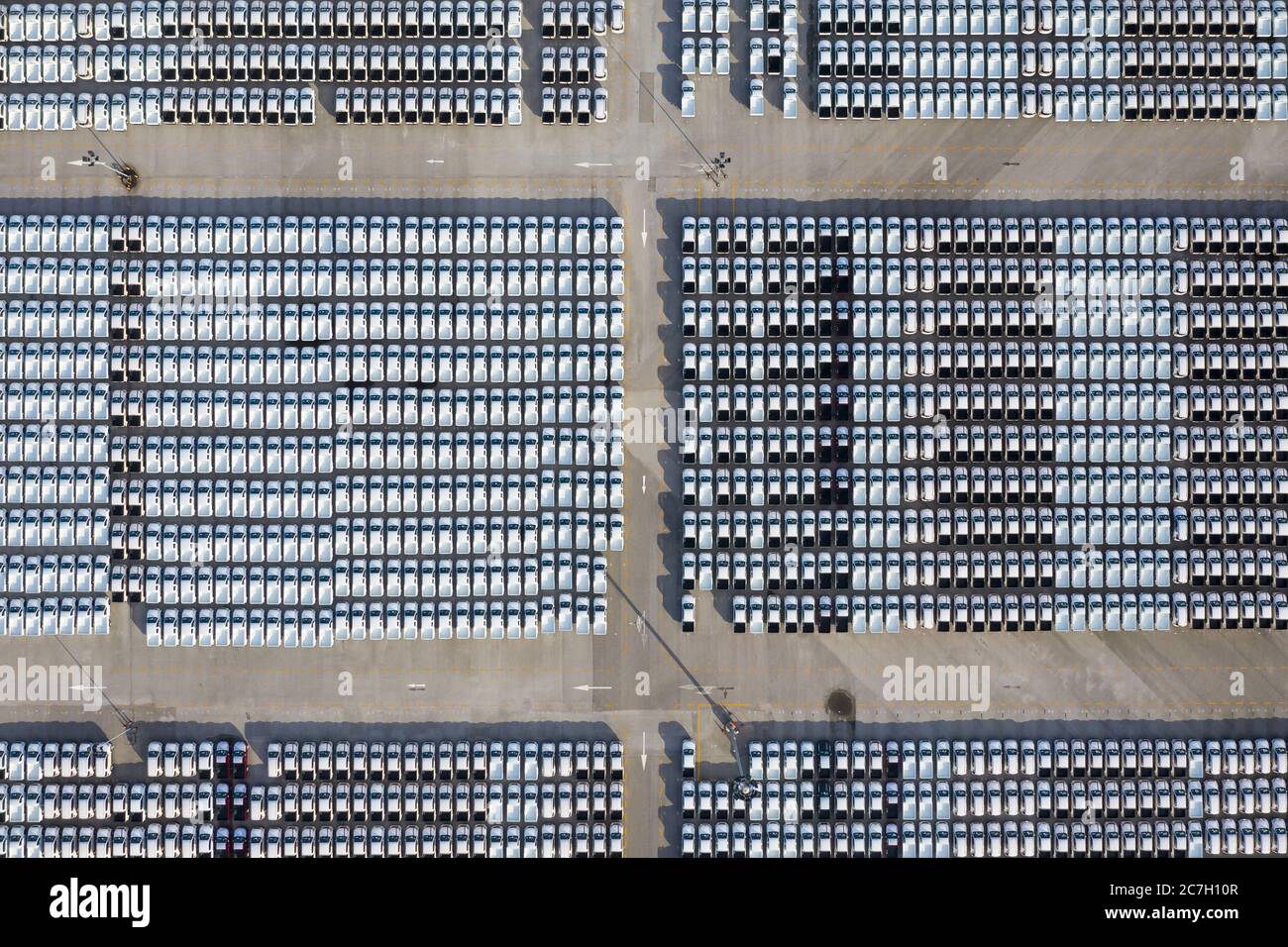 Vue aérienne du stock de voitures neuves parking dans la zone industrielle en attente de vente exportation en Asie du Sud-est. Transport. Industrie automobile. Banque D'Images