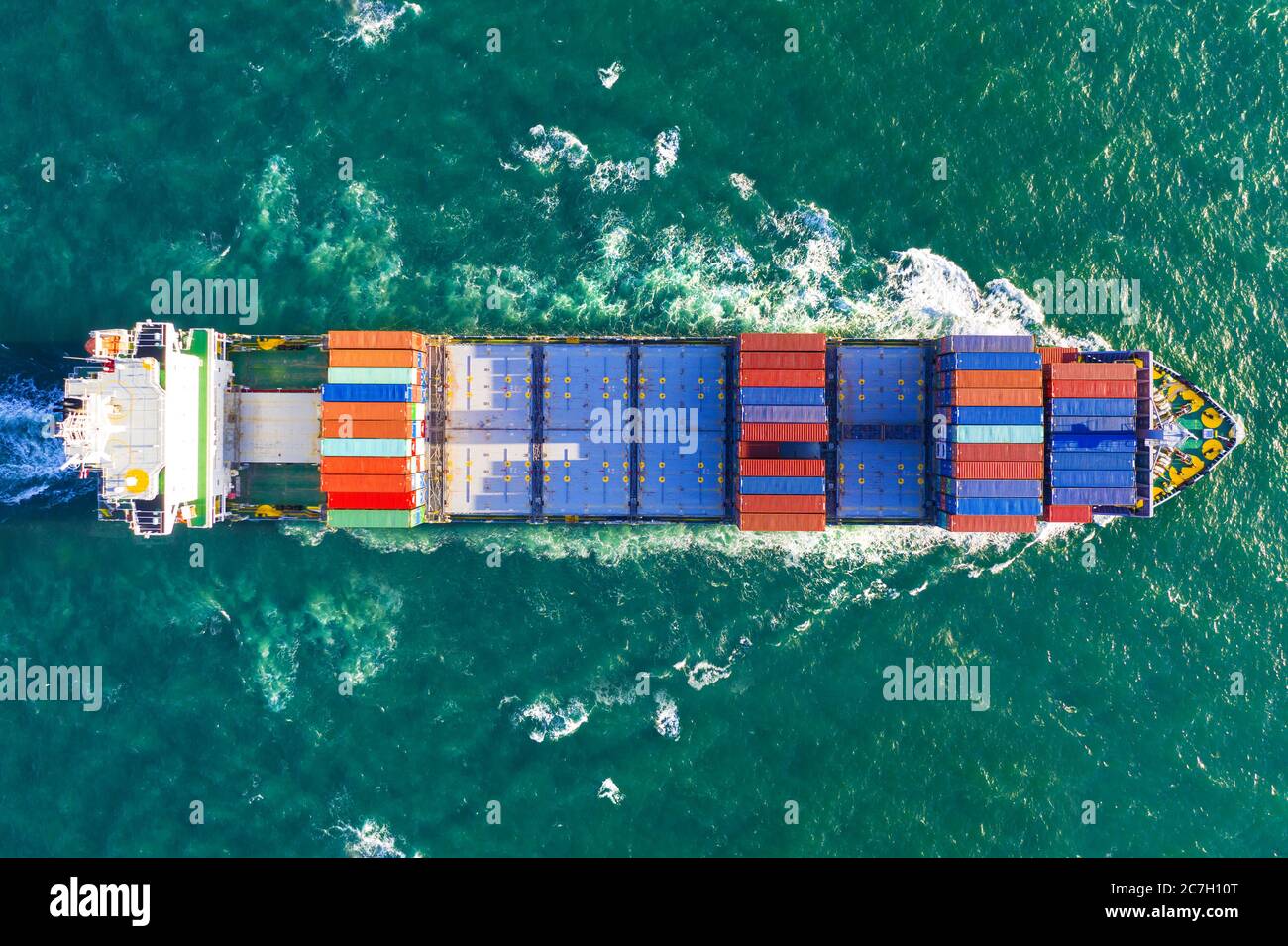 Images aériennes de haut en bas d'un navire-conteneur de fret en mer Banque D'Images