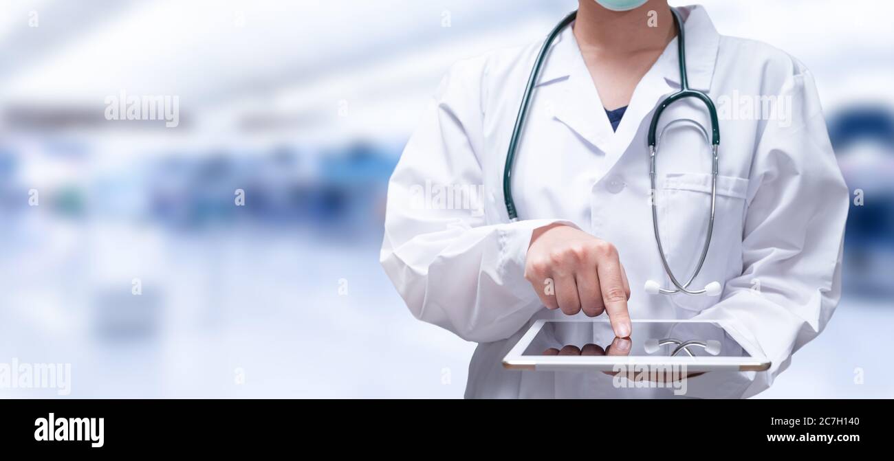Médecin tenant une tablette numérique à l'hôpital. Concept d'occupation professionnelle. Avec espace de copie Banque D'Images