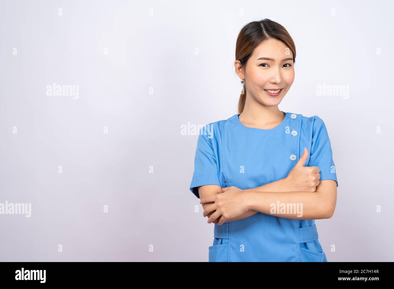 Portrait d'une jeune infirmière asiatique sur fond blanc Banque D'Images