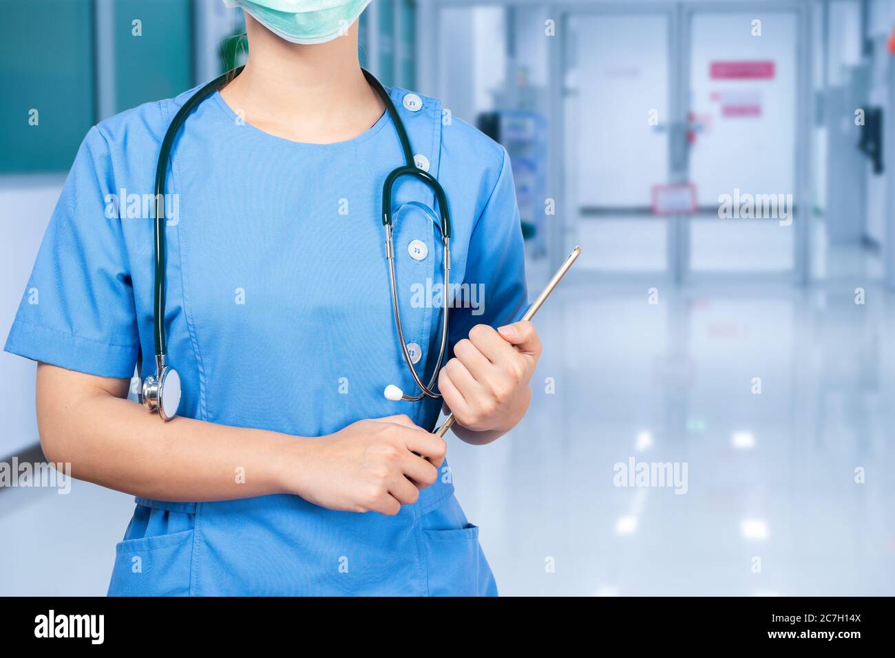 Portrait d'une jeune infirmière asiatique portant un masque chirurgical Banque D'Images