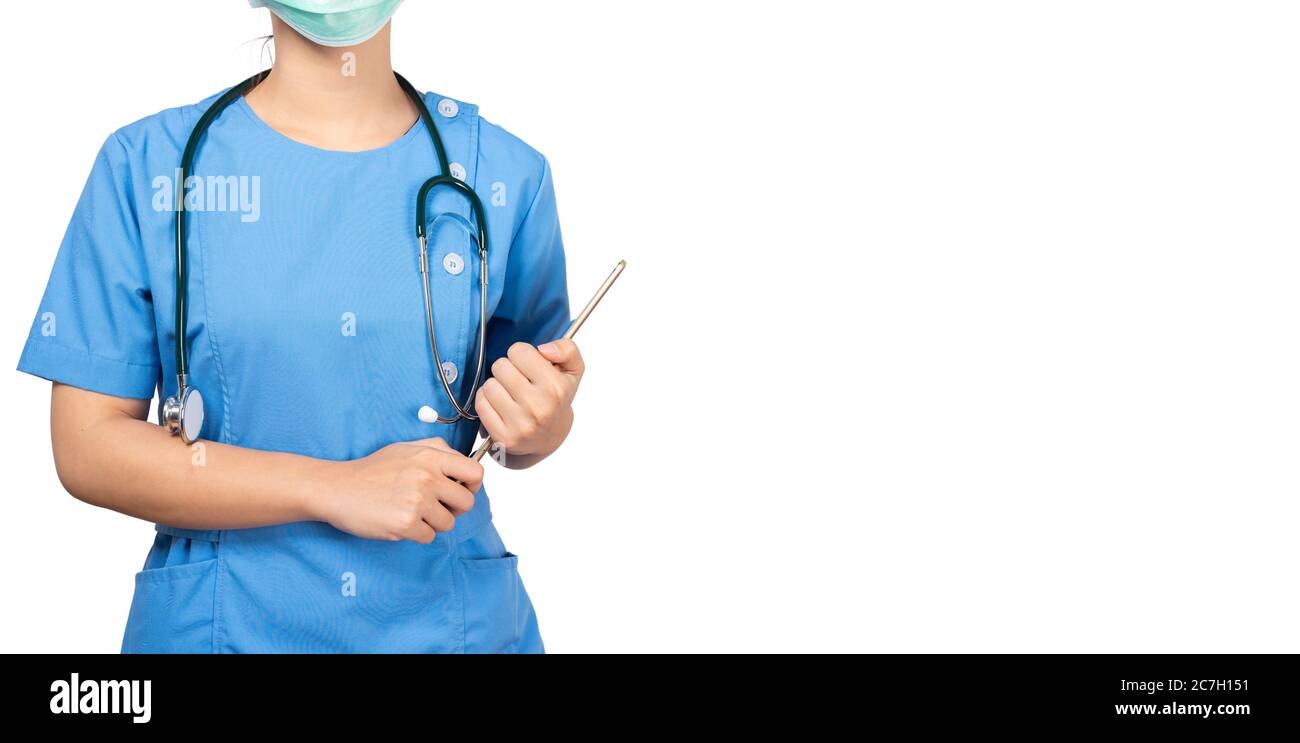 Image rognée d'une jeune infirmière asiatique portant un masque chirurgical sur fond blanc Banque D'Images