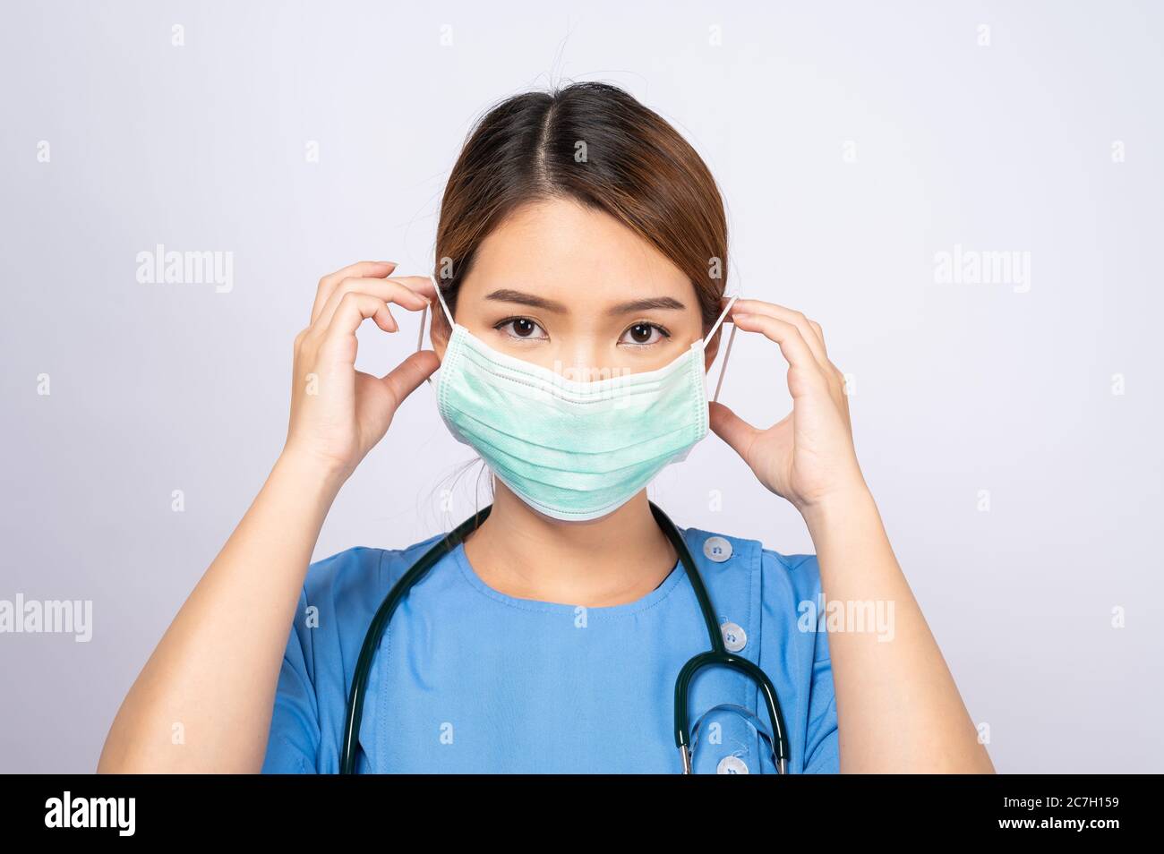 Portrait d'une jeune infirmière asiatique portant un masque chirurgical Banque D'Images