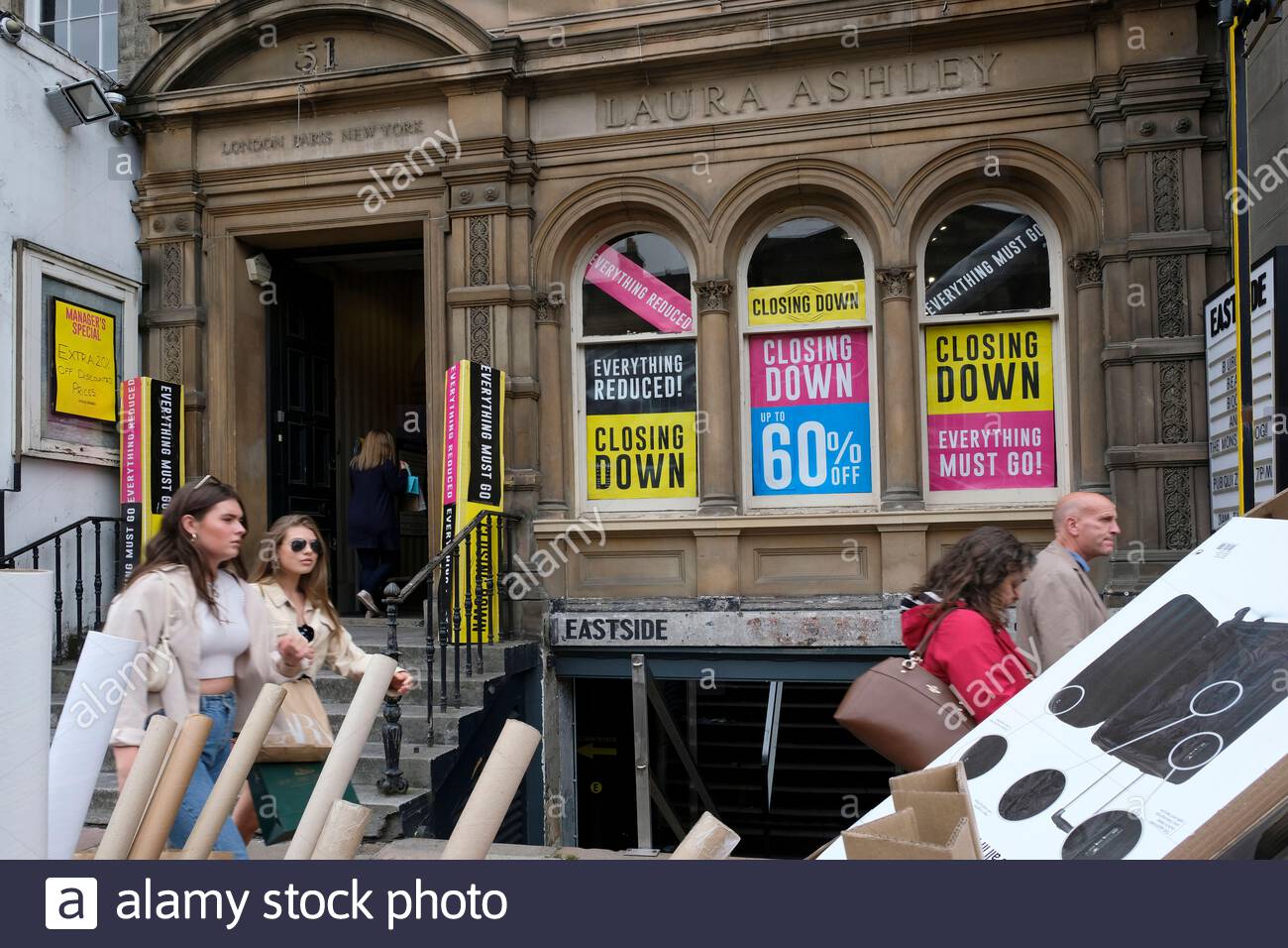 Edimbourg, Ecosse, Royaume-Uni. 17 juillet 2020. Laura Ashley clôture la vente en plein essor. Laura Ashley s'est effondrée dans l'administration en mars et 70 succursales ont été mises à la ferme alors que les administrateurs ont cherché un acheteur pour l'entreprise. La société de restructuration et d'investissement Gordon Brothers a depuis acheté la marque Laura Ashley aux administrateurs PwC. On y voit le point de vente phare de George Street, qui est l'un de ceux qui sont réservés à la fermeture. Crédit : Craig Brown/Alay Live News Banque D'Images