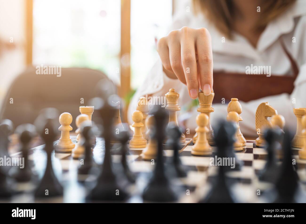 Femme jouant aux échecs en club, activité du week-end et concept de complice Banque D'Images