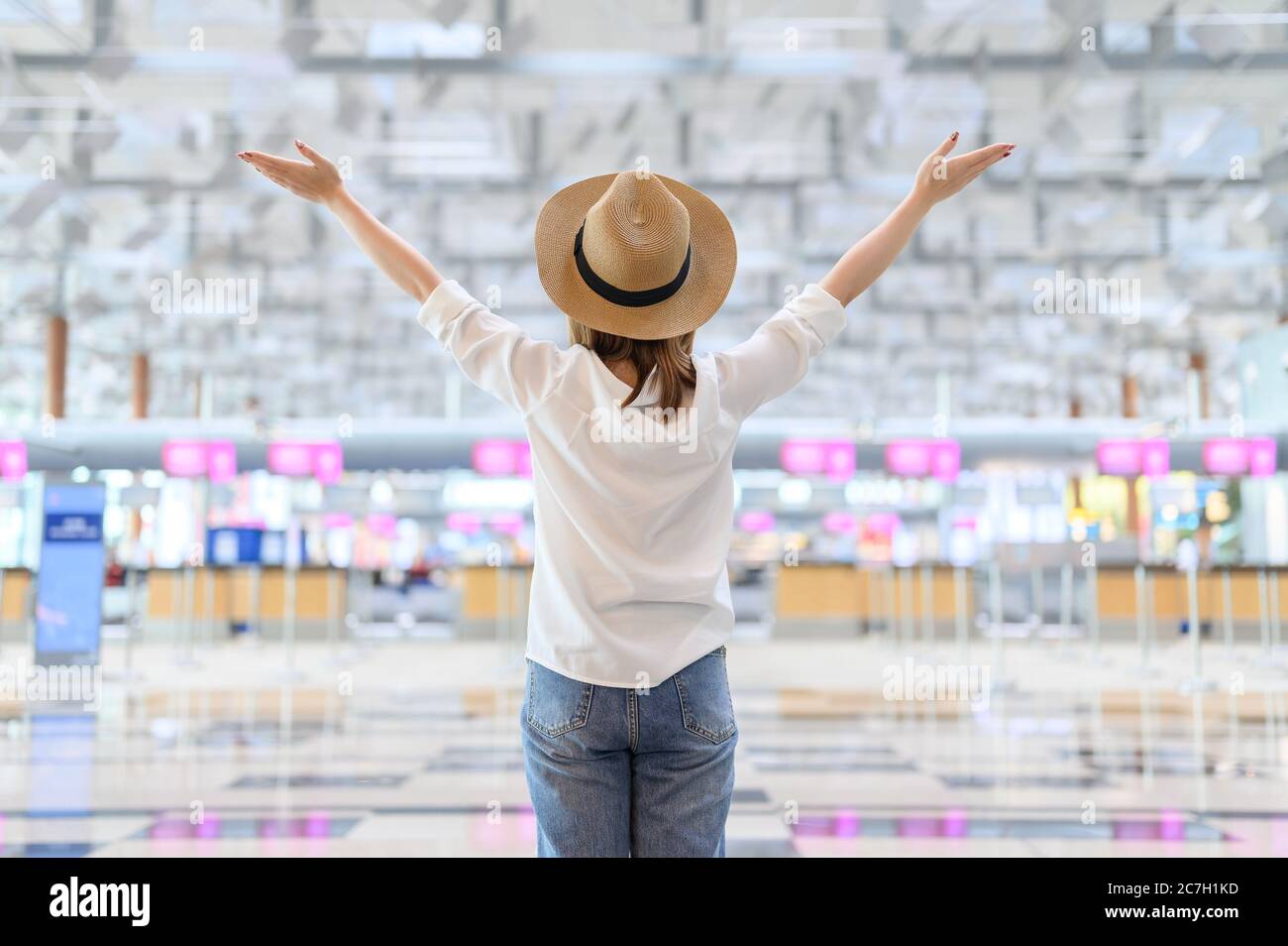 Concept voyage et été, jeune femme en chapeau debout à l'aéroport Banque D'Images