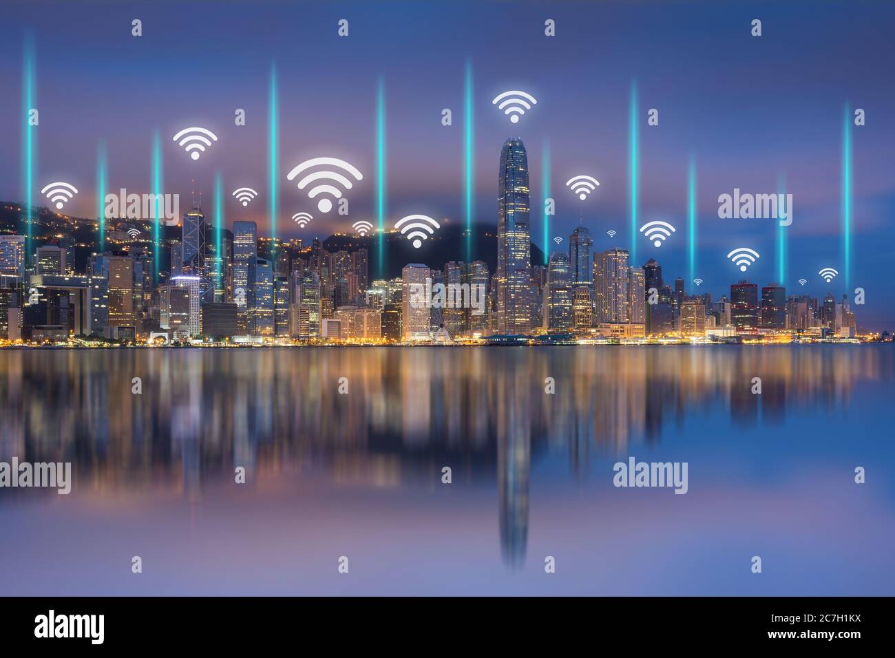 Technologie et connexion, Internet des objets, concept de ville intelligente, villes modernes se connectent par la technologie sans fil Banque D'Images Technologie et connexion, Internet des objets, concept de ville intelligente, villes modernes se connectent par la technologie sans fil Banque D'Images