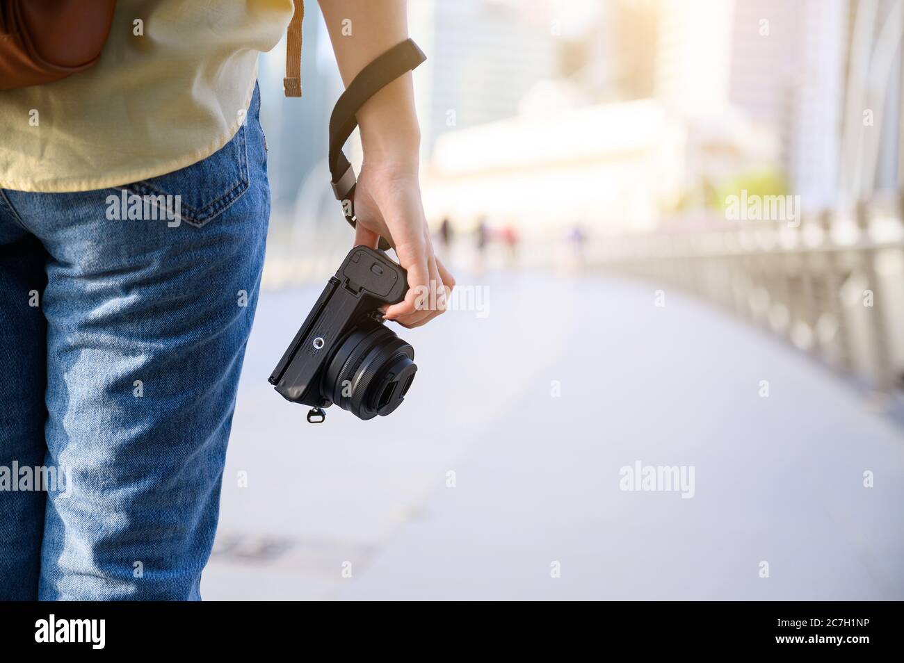Photographe et voyageur concept, femme tenant l'appareil photo numérique tout en voyageant à Singapour Banque D'Images