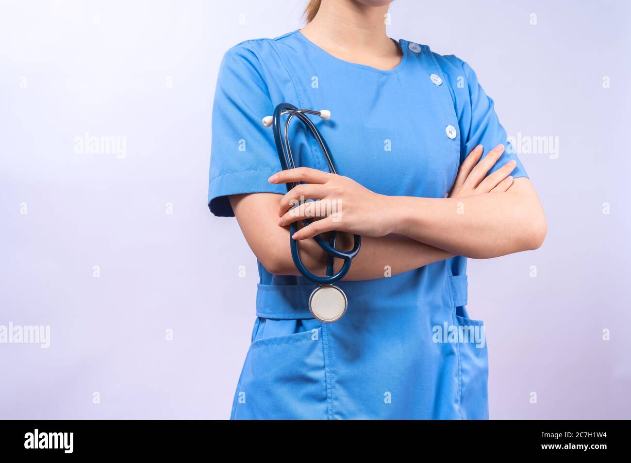 Portrait d'une infirmière asiatique souriante avec stéthoscope isolé sur fond blanc Banque D'Images