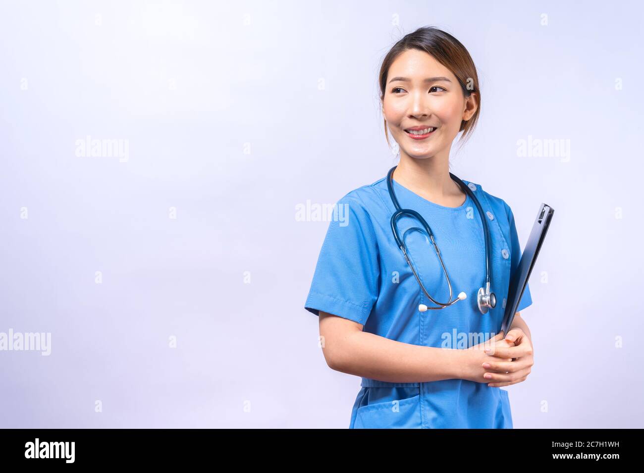 Portrait d'une infirmière asiatique souriante avec stéthoscope isolé sur fond blanc Banque D'Images
