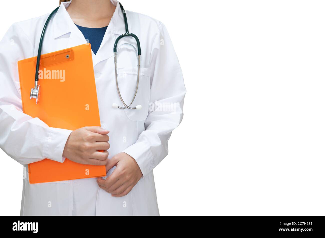 Femme médecin portant un costume blanc et tenant le dossier de documents sur fond blanc Banque D'Images