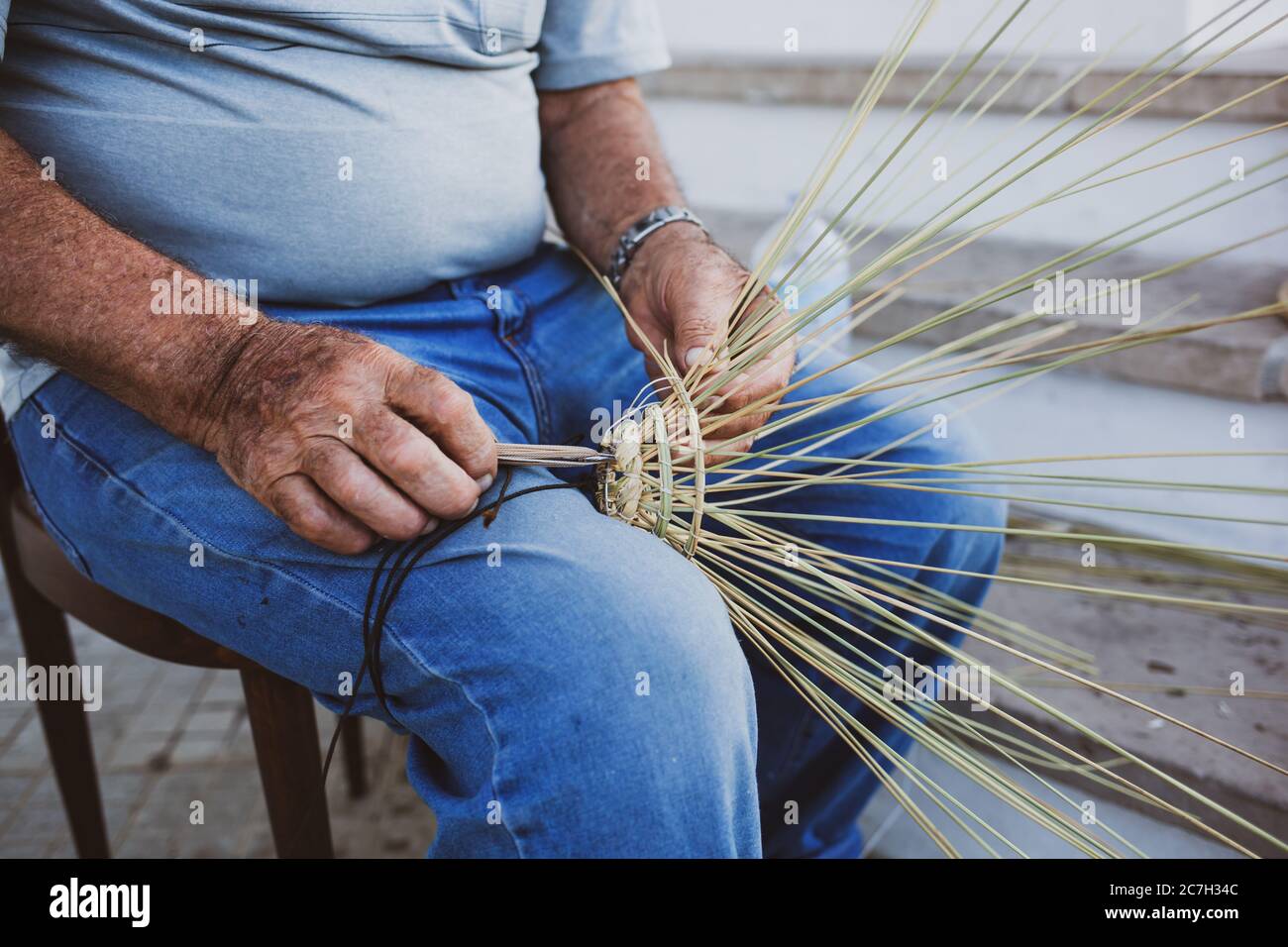 Gallipoli, Italie - 11 août 2014 : l'homme âgé fabrique des paniers pour l'industrie de la pêche de la manière traditionnelle, Puglia en Italie. Banque D'Images