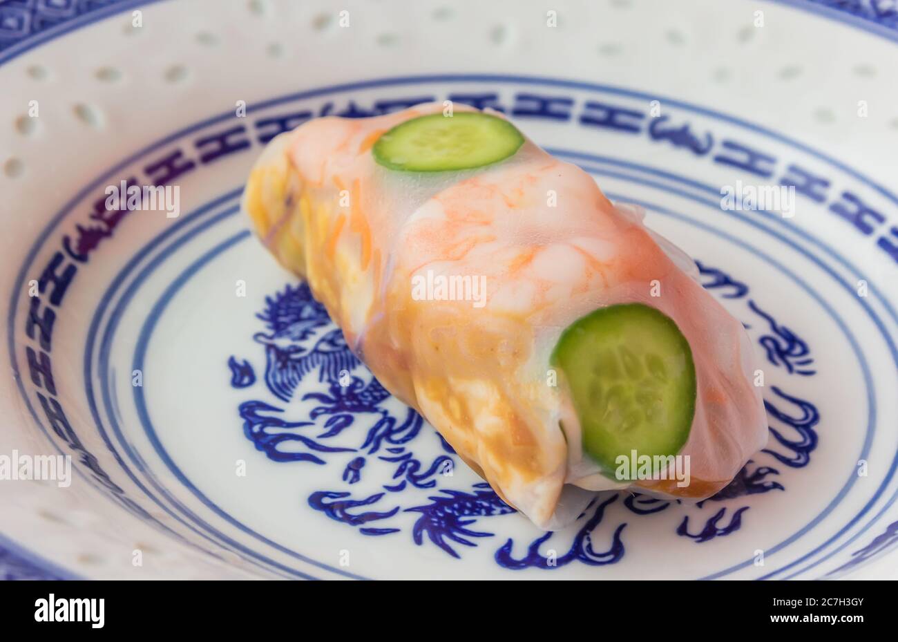 Rouleau de printemps traditionnel vietnamien fait main avec crevettes, œufs et légumes Banque D'Images
