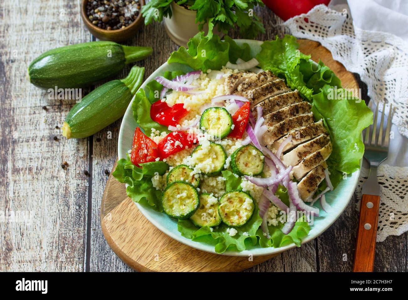 Cuisine orientale. Déjeuner d'été, salade saine avec couscous, légumes grillés et laitue. Copier l'espace. Banque D'Images