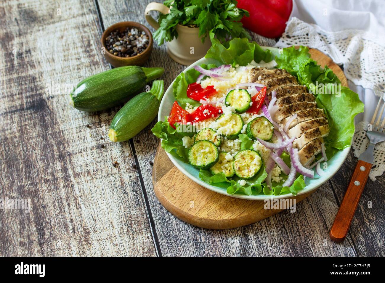 Cuisine orientale. Déjeuner d'été, salade saine avec couscous, légumes grillés et laitue. Copier l'espace. Banque D'Images