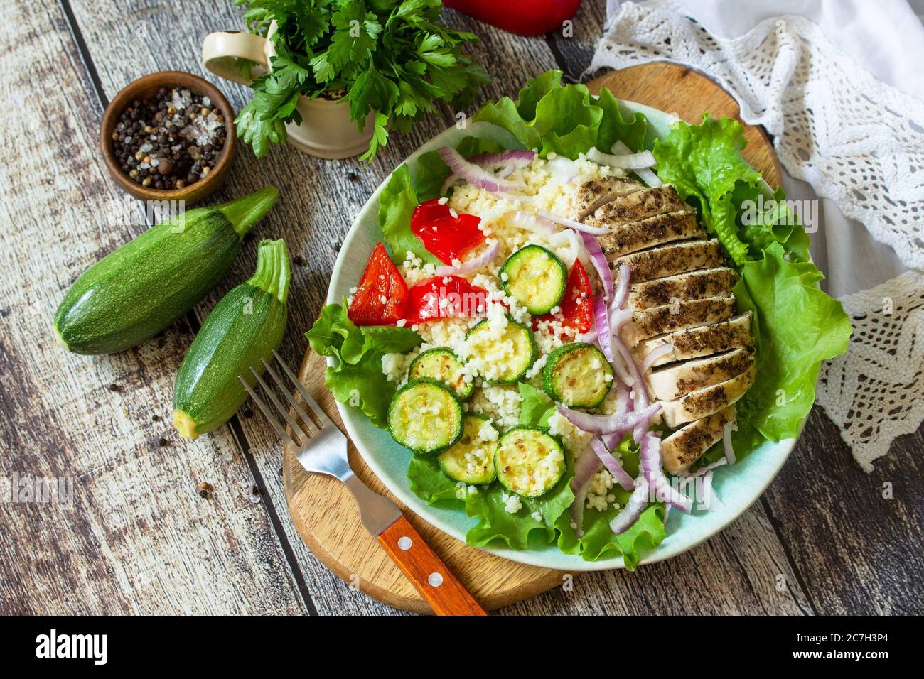 Cuisine orientale. Déjeuner d'été, salade saine avec couscous, légumes grillés et laitue. Banque D'Images
