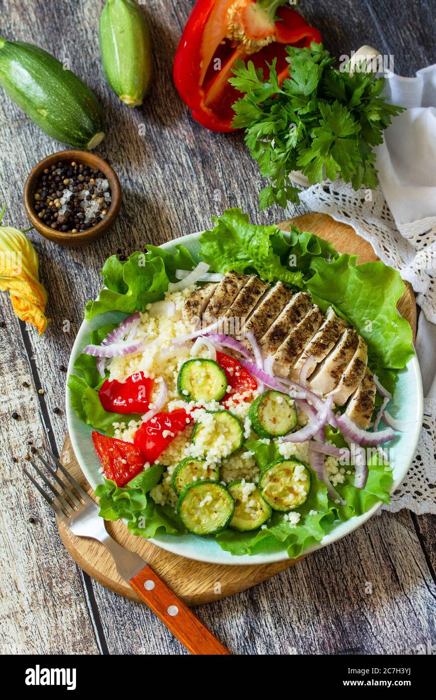 Cuisine orientale. Déjeuner d'été, salade saine avec couscous, légumes grillés et laitue. Banque D'Images